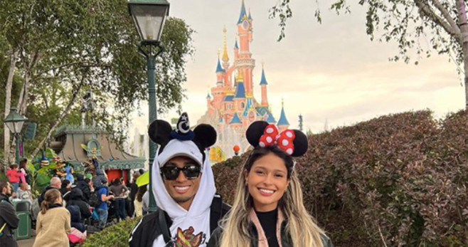Raphinha y Natalia Rodrigues, en Disneyland París / INSTAGRAM