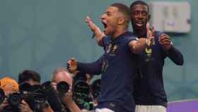 Dembelé y Mbappé celebran el tercer gol de Francia / EFE