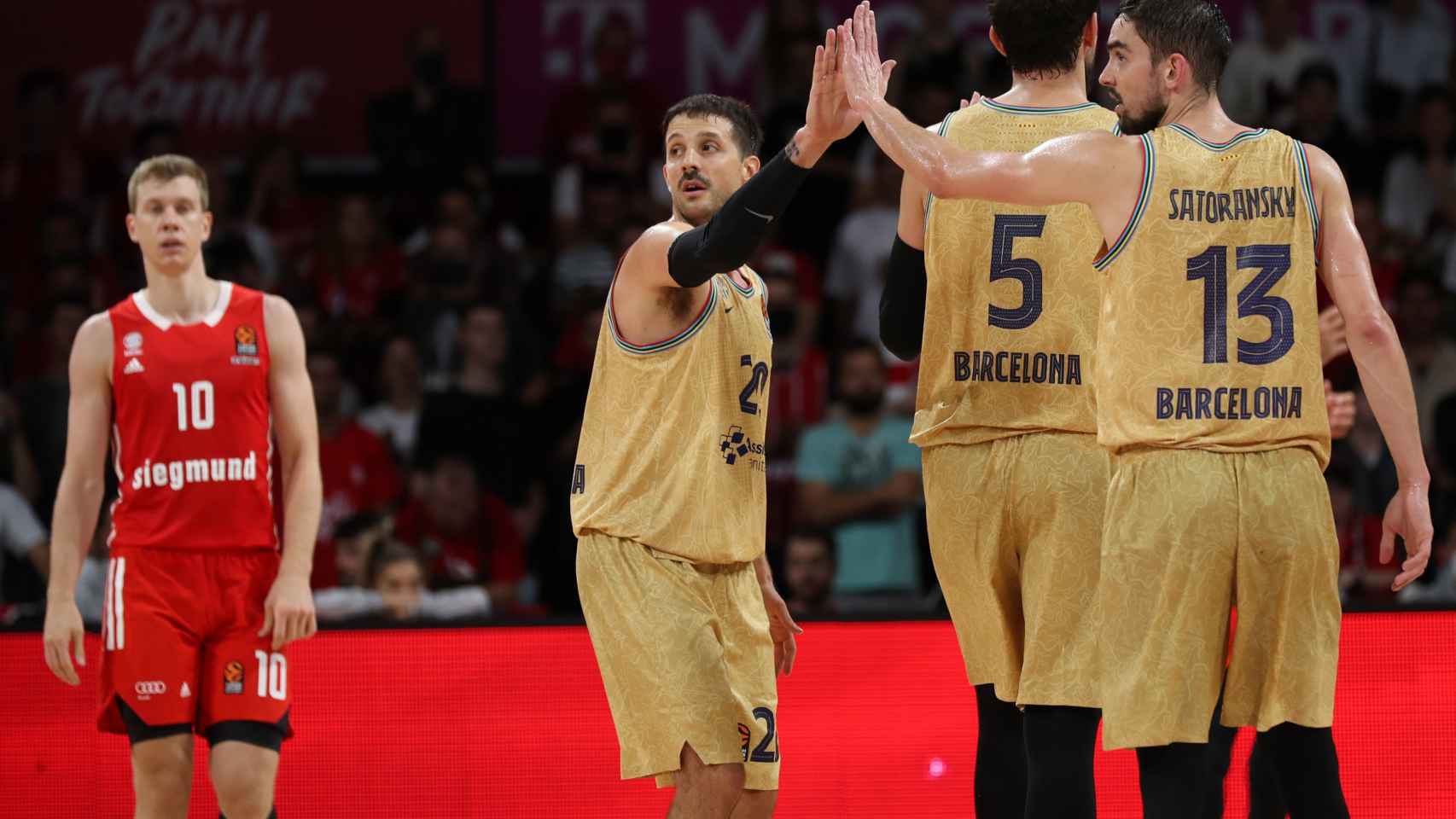 Laprovittola, Satoransky y Sanli, celebrando el triunfo en Múnich / FCB