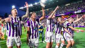 Los jugadores del Real Valladolid, celebrando el ascenso, junto a un canterano del Barça / REAL VALLADOLID