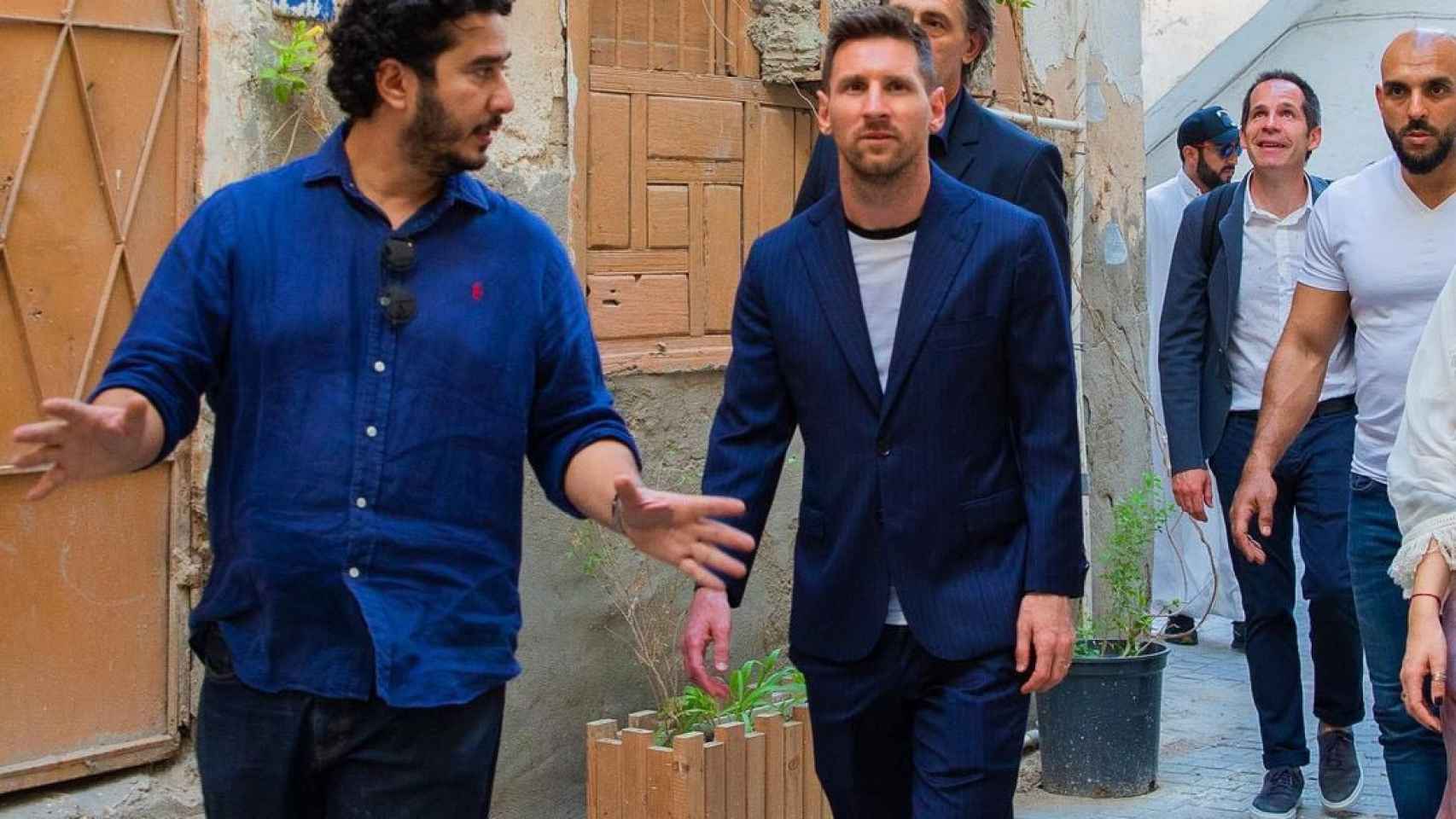 Leo Messi, paseando por una calle en uno de sus viajes / REDES