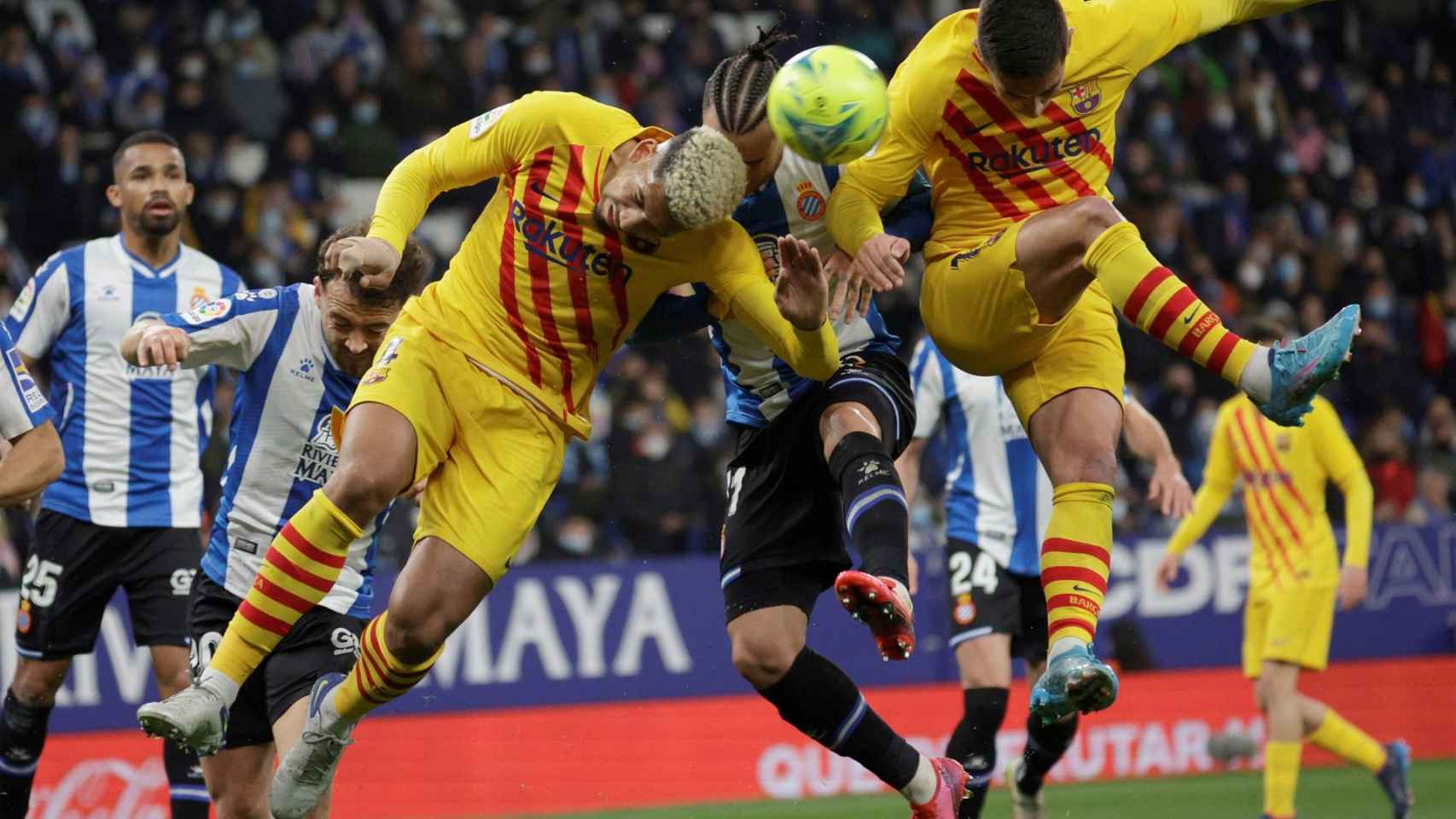 Ronald Araujo y Gerard Piqué lideran la defensa del Barça contra el Espanyol / EFE