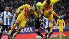 Ronald Araujo y Gerard Piqué lideran la defensa del Barça contra el Espanyol / EFE