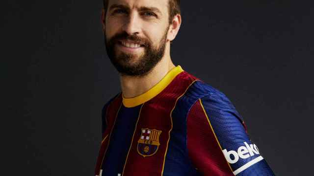 Piqué posa con la nueva camiseta del Barça / FCB