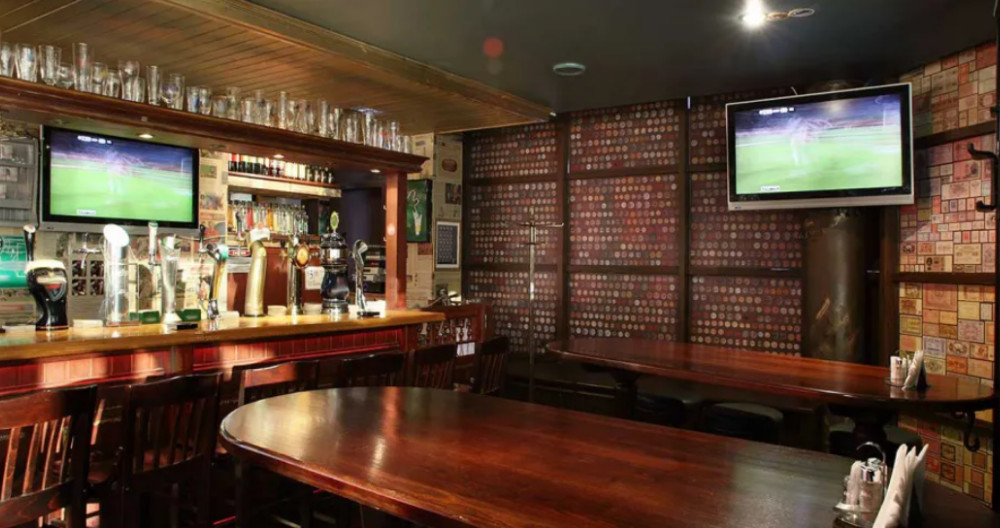 Una imagen de archivo de un bar vacío con fútbol / Redes