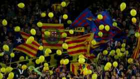 Una imagen de archivo del Camp Nou con globos amarillos / EFE