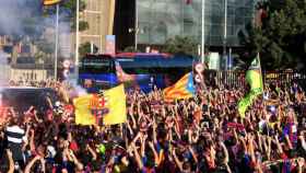 Aficionados del Barça recibiendo al equipo en el Camp Nou / EFE