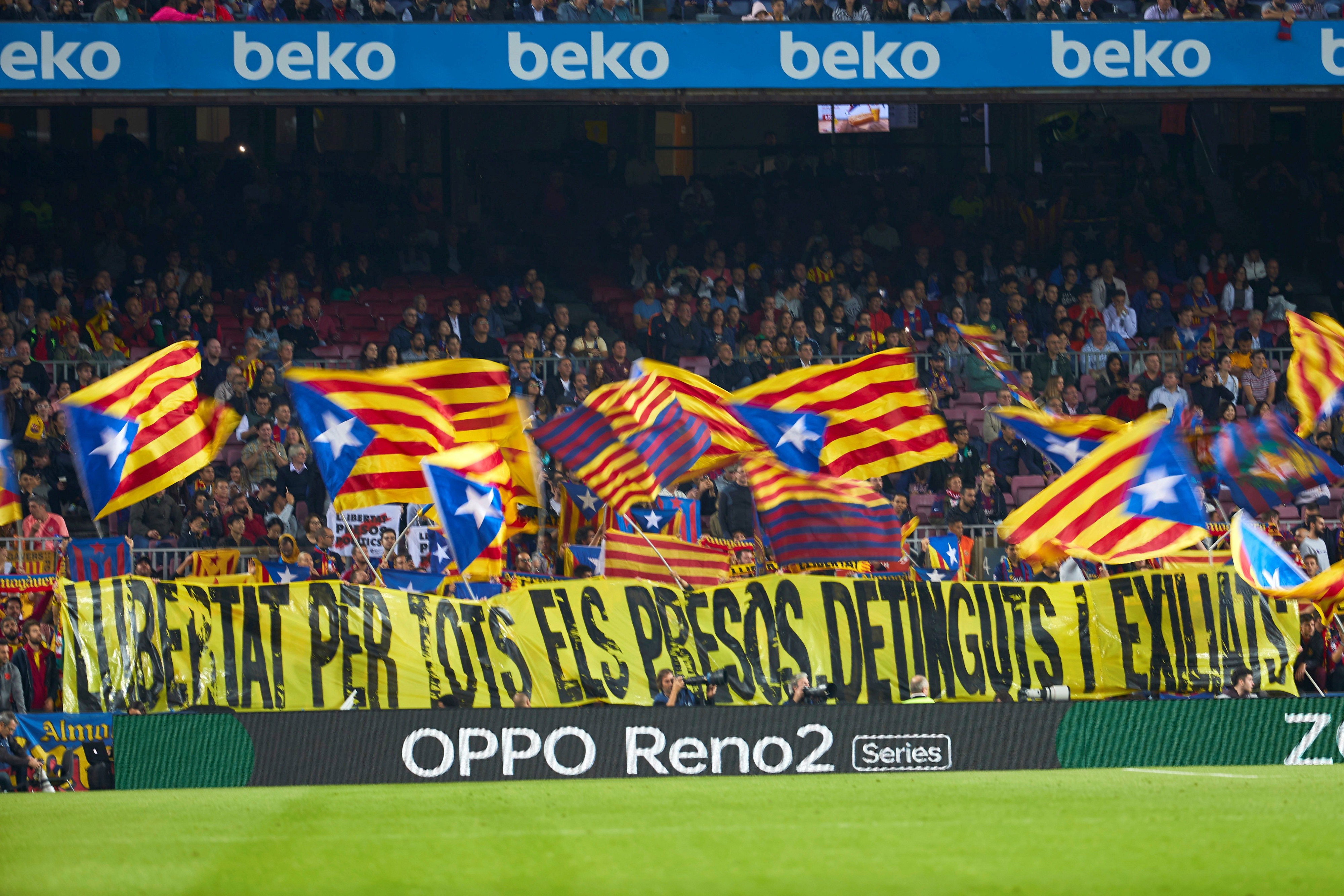 Pancartas y banderas esteladas en el Camp Nou en el primer partido tras la suspensión del clásico / EFE
