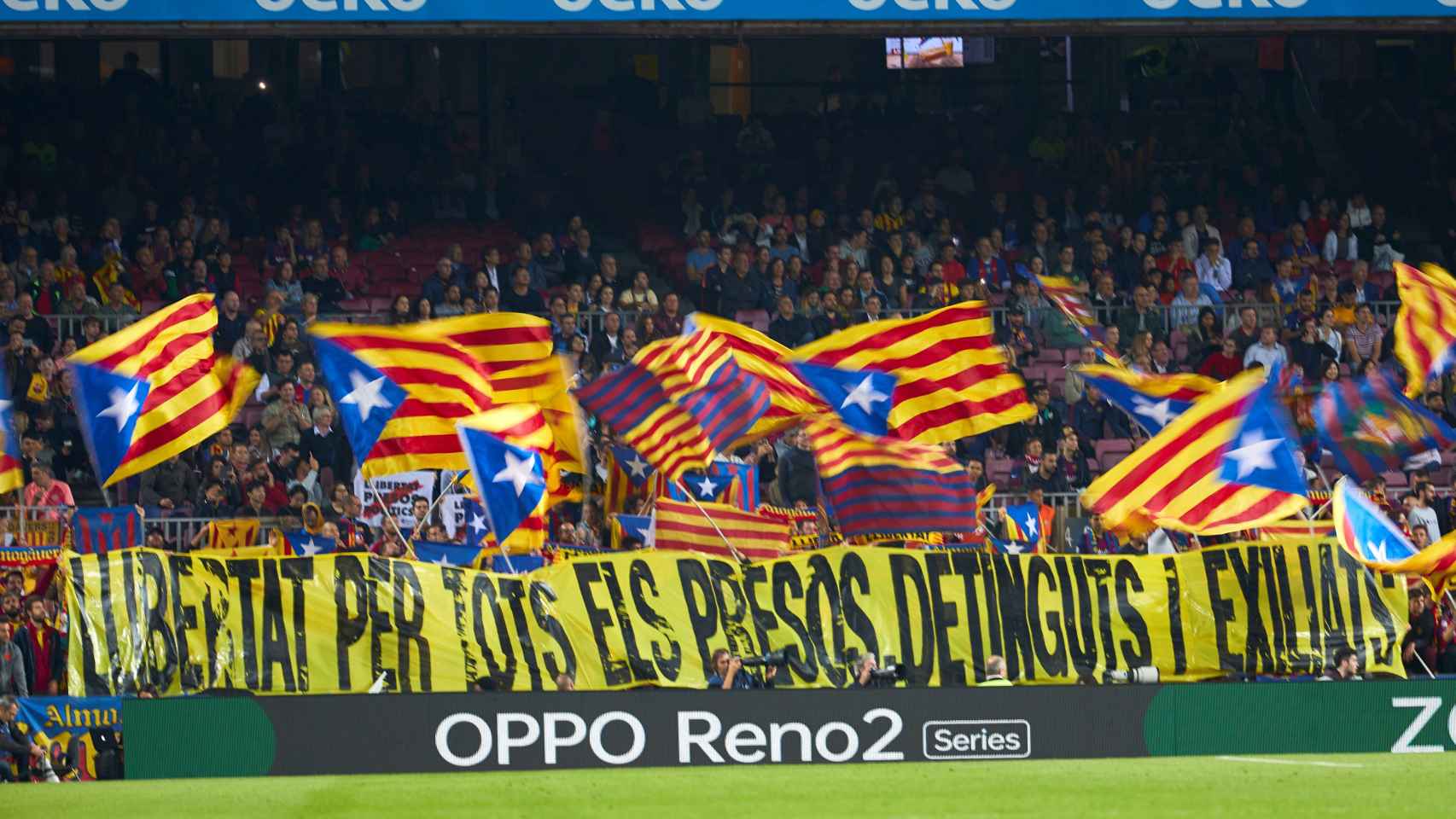 Pancartas y banderas esteladas en el Camp Nou en el primer partido tras la suspensión del clásico / EFE