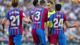 Los jugadores del Barça reclaman de forma vehemente contra el árbitro Sánchez Martínez / EFE
