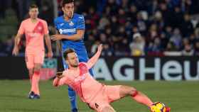 Rakitic cortando un balón en el Getafe-Barça / EFE