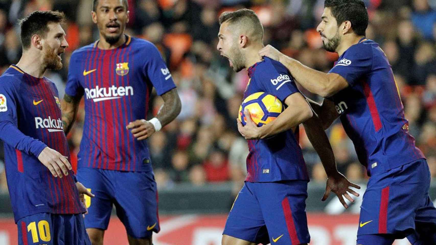 Jordi Alba celebra un gol con Messi, Luis Suárez y Paulinho | EFE