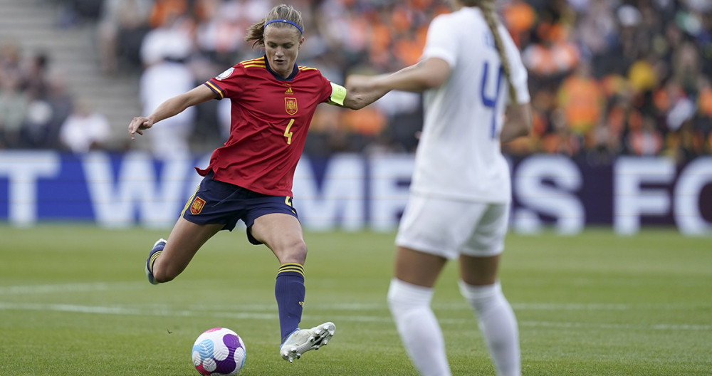 Irene Paredes, comandando una jugada, durante el partido entre España y Finlandia / EFE