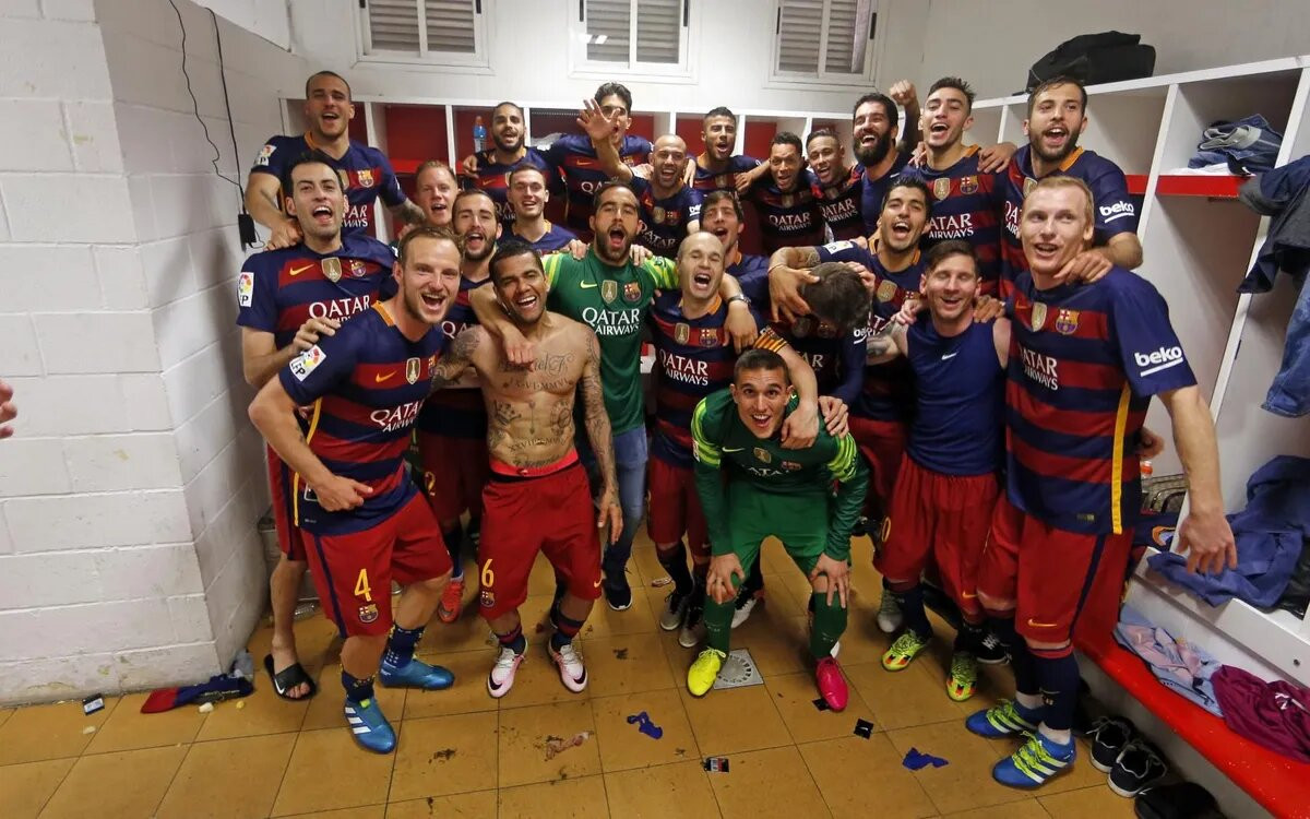Los jugadores del Barça celebran la Liga de 2016 en el vestuario del Granada / FCB