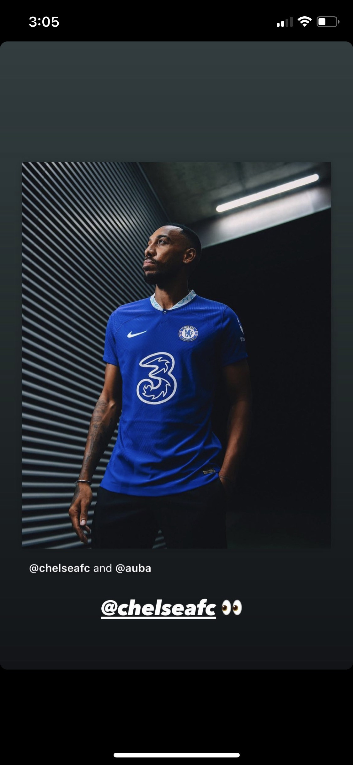 Aubameyang posa con la camiseta del Chelsea