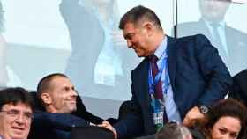 Laporta y Ceferin, dándose la mano en plena polémica del 'Barçagate' de Negreira con UEFA / REDES