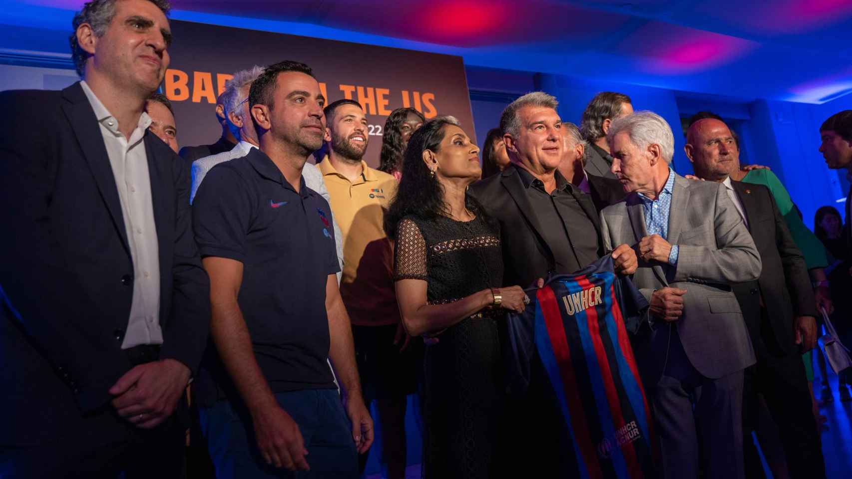 Joan Laporta y Xavi Hernández presiden un acto de la fundación del Barça junto a varios miembros de la junta directiva y de la cúpula ejecutiva del club / EFE