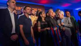 Joan Laporta y Xavi Hernández presiden un acto de la fundación del Barça junto a varios miembros de la junta directiva y de la cúpula ejecutiva del club / EFE