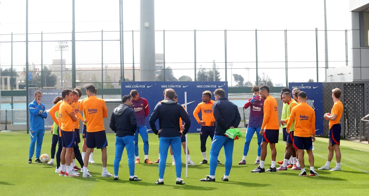El Barça de Xavi, en una sesión de entrenamiento, en la Ciutat Esportiva Joan Gamper / FCB