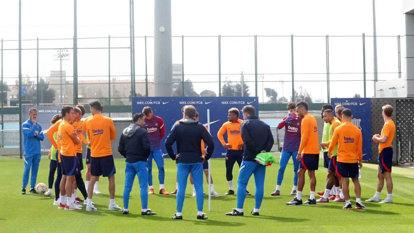 El Barça de Xavi, en una sesión de entrenamiento, en la Ciutat Esportiva Joan Gamper / FCB