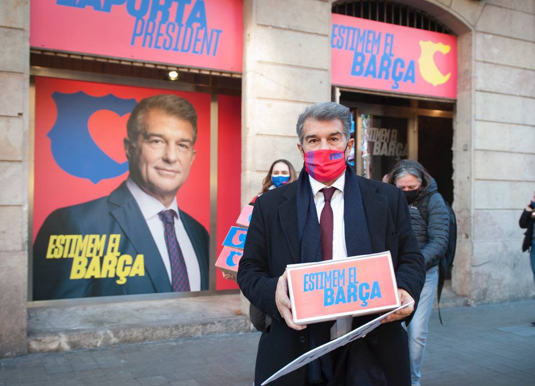 Joan Laporta con las firmas delante de su sede / 'Estimem el Barça'