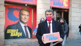 Joan Laporta con las firmas delante de su sede / 'Estimem el Barça'