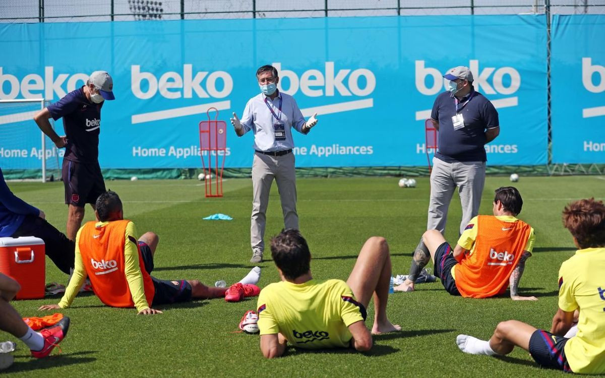 Bartomeu y Grau visitan a la plantilla en el entrenamiento del Barça para anunciar los recortes salariales / FC Barcelona