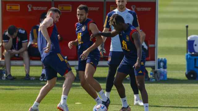 Eric García, disputando un balón con Laporte y Nico Williams en el entreno de España / EFE