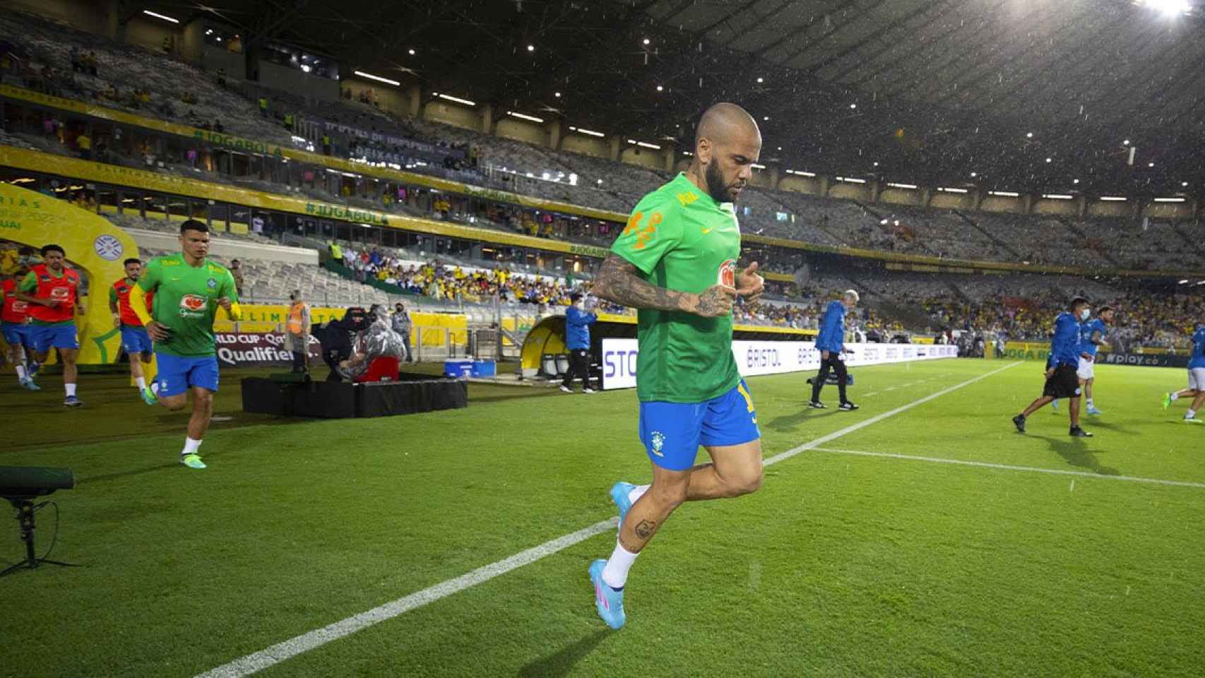 Dani Alves, en el calentamiento de un partido con la selección brasileña / FCB