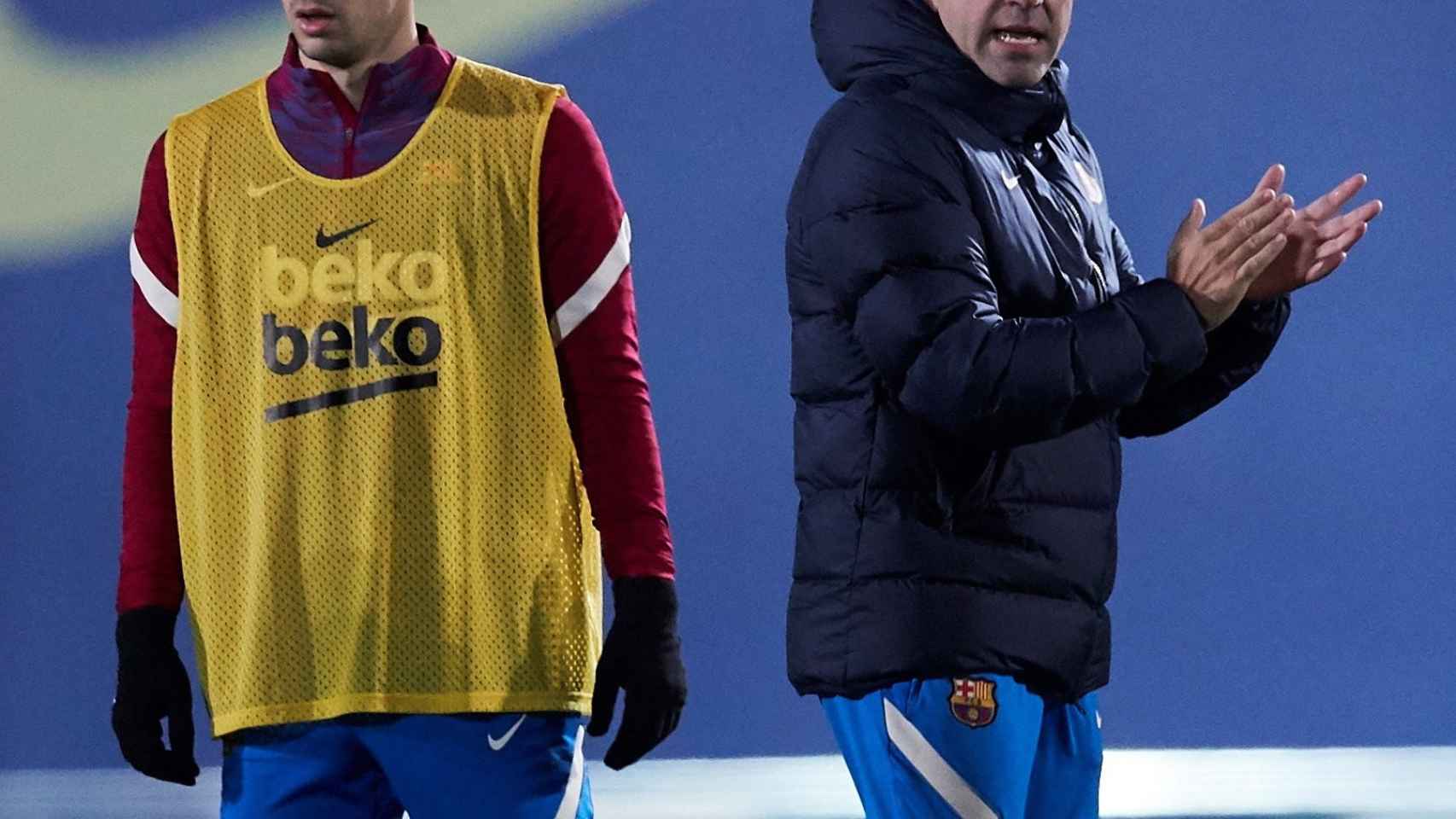 Xavi entra a Yusuf Demir en el Barça / EFE