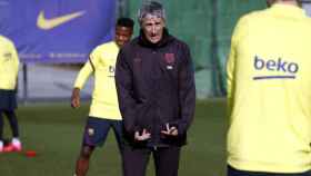 Quique Setién dirigiendo el entrenamiento del Barça / FC Barcelona