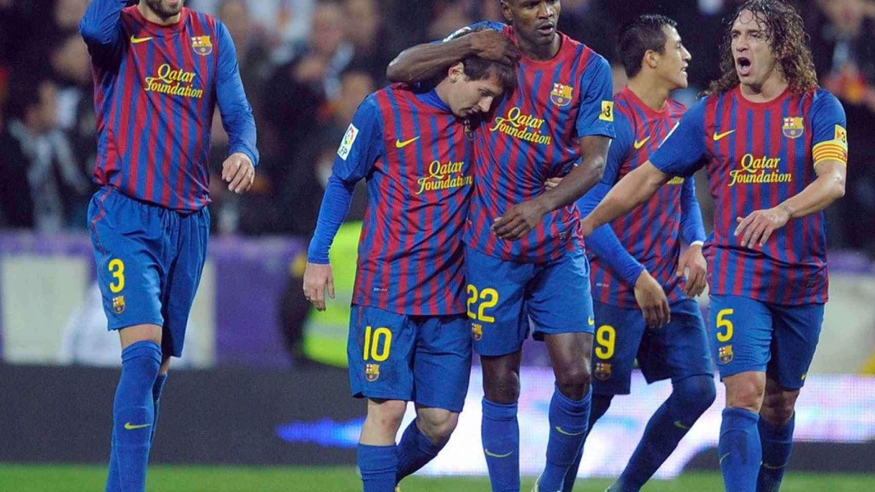 Abidal y Messi, abrazados en 2012 y rodeados de Piqué y Puyol / ARCHIVO