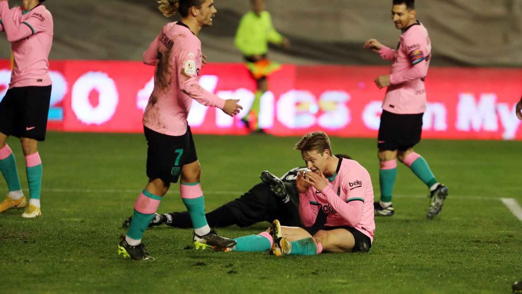 De Jong envía un remate al palo en el partido de Copa del Rey contra el Rayo Vallecano / FC BARCELONA