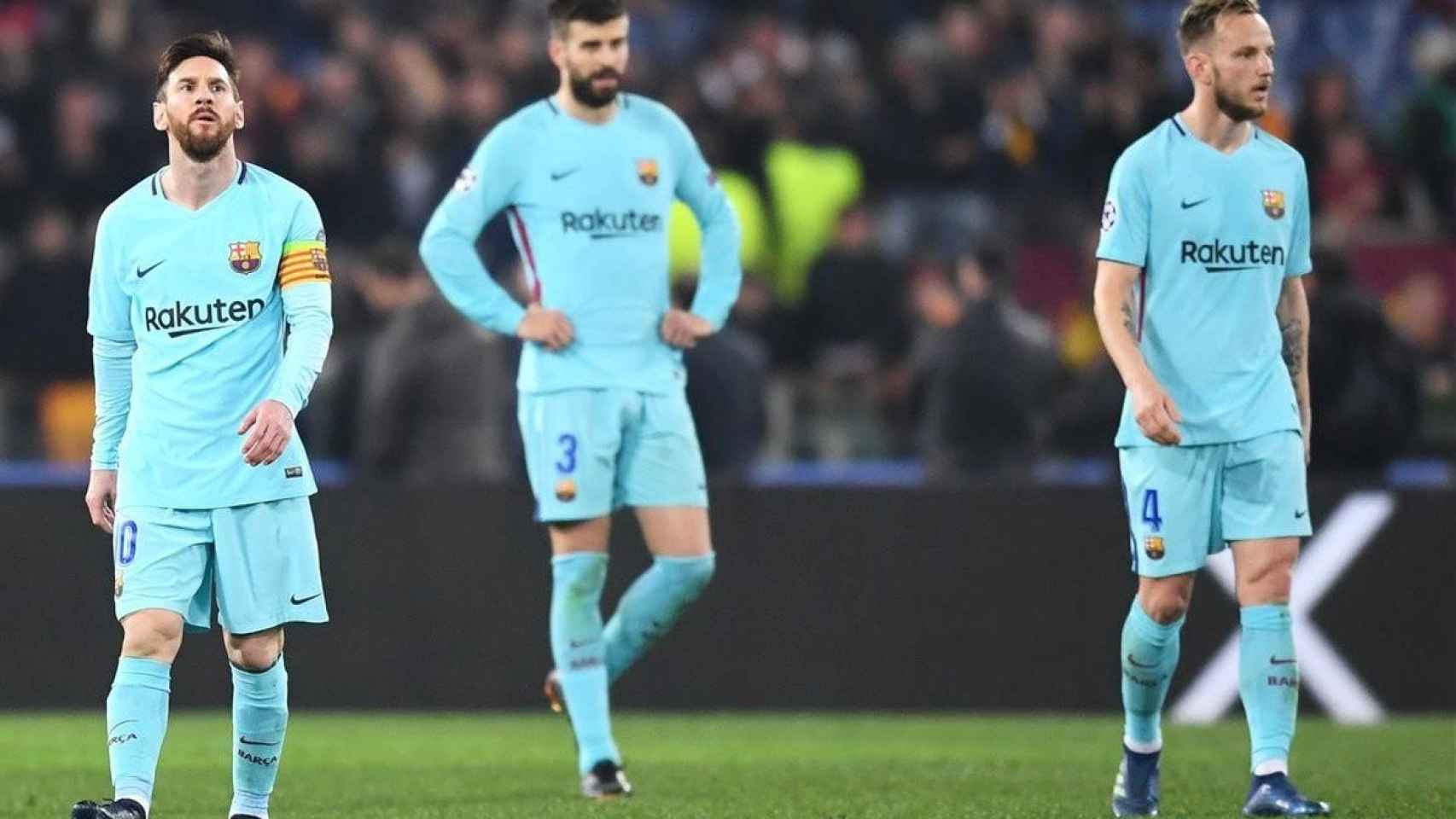 Messi, Piqué y Rakitic lamentándose de la derrota de la Roma / EFE