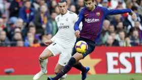 Piqué y Bale disputan un balón en el último Barça-Madrid / EFE