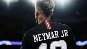 Neymar, de espaldas, con la camiseta del PSG / INSTAGRAM