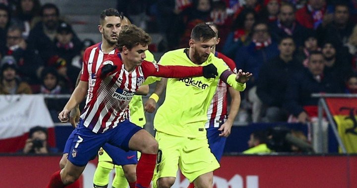 Leo Messi pelea un balón con Griezmann / EFE