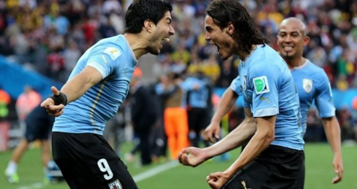 Suárez y Cavani celebran un gol con Uruguay / EFE