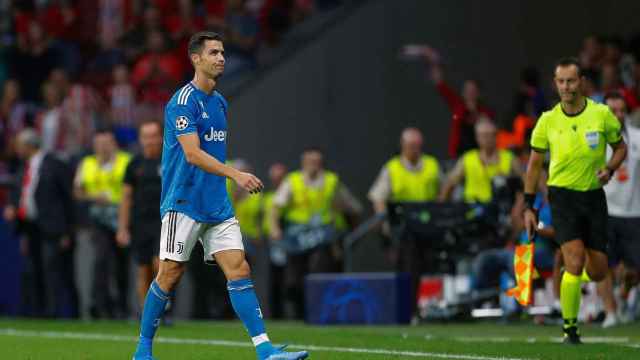 Cristiano Ronaldo abandonando el césped en el Atlético - Juventus / EFE