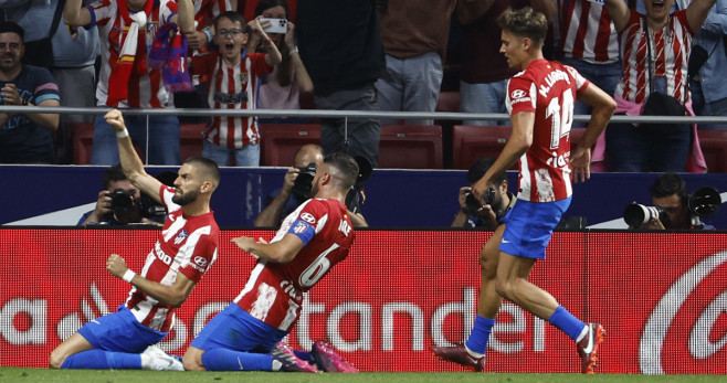 La celebración de los jugadores del Atlético de Madrid tras anotar un gol contra el Real Madrid / EFE