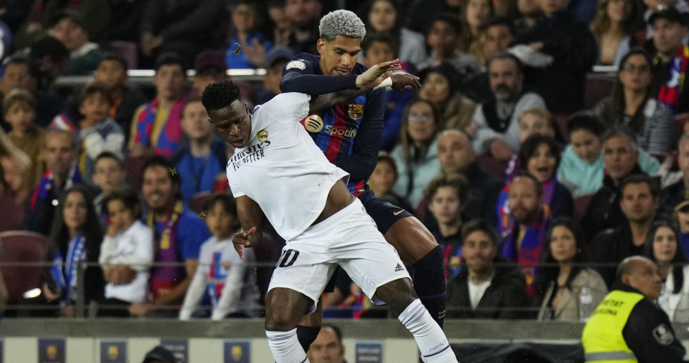 Araujo intenta frenar una acción de Vinicius en el Camp Nou : EFE