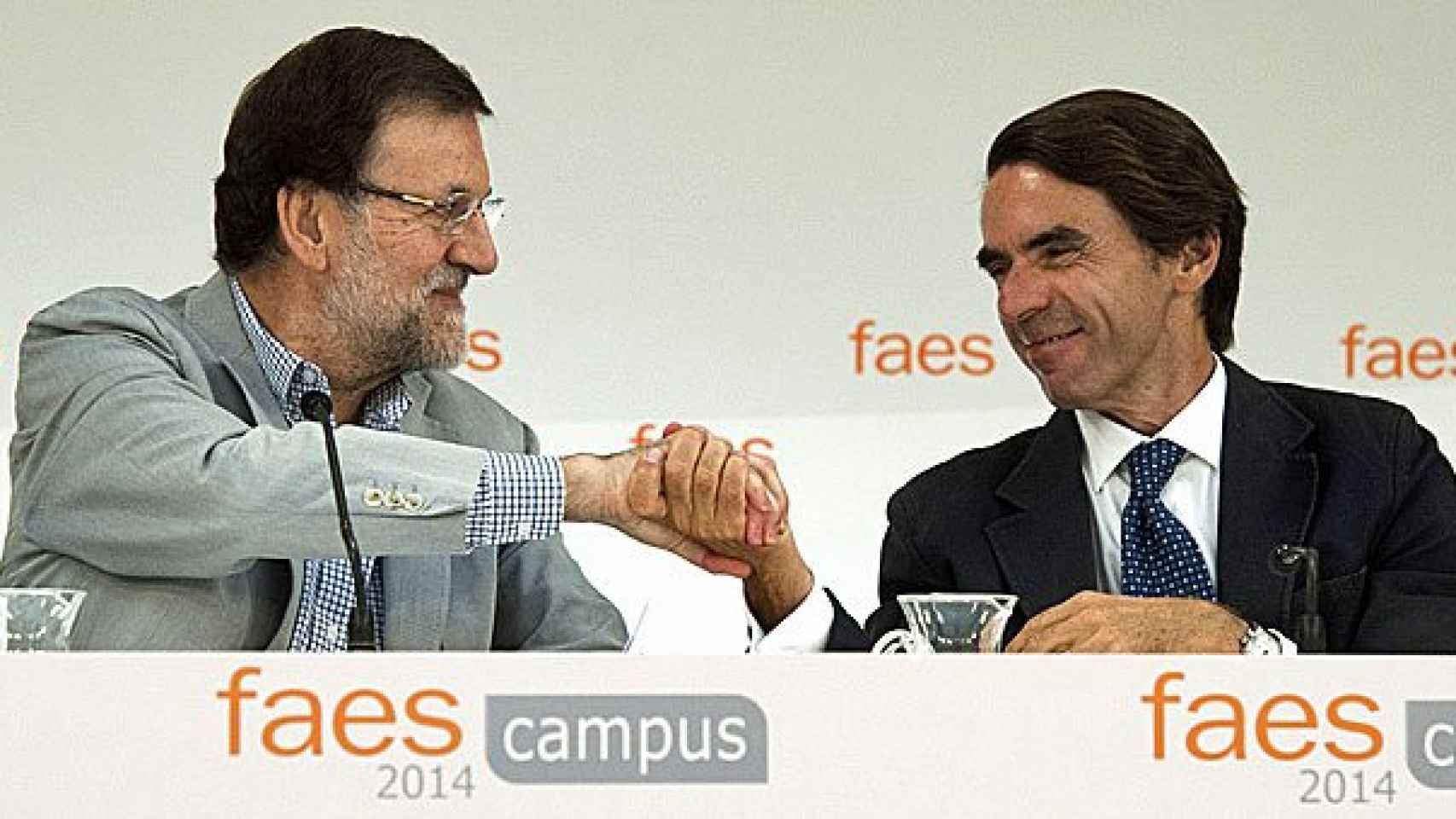 El presidente del Gobierno, Mariano Rajoy, y el ex presidente José María Aznar, durante el Campus FAES 2014