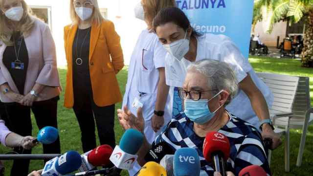 Josefa Pérez, la primera vacunada en Cataluña, tras recibir la tercera dosis / MARTA PÉREZ - EFE