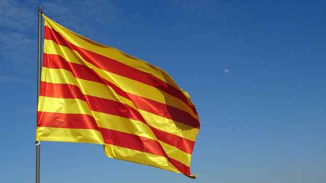 Bandera de Cataluña ondeando al viento