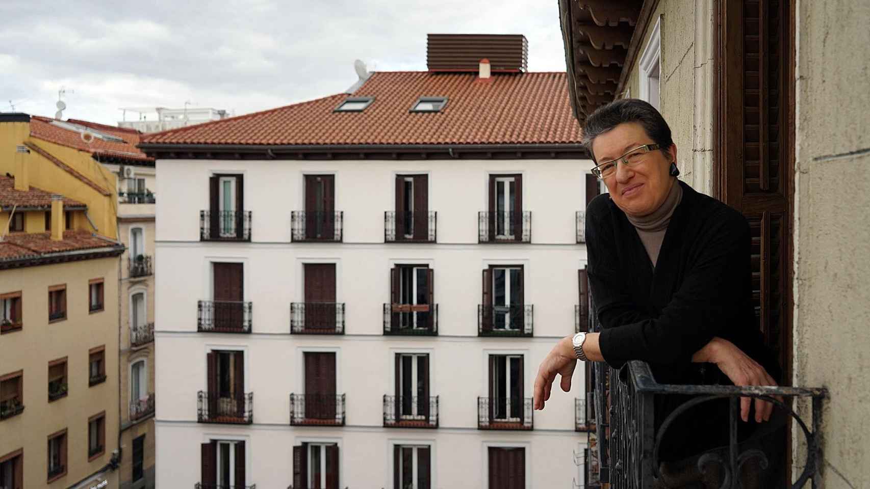 La escritora Laura Freixas en el balcón de su casa de Madrid / YOLANDA CARDO