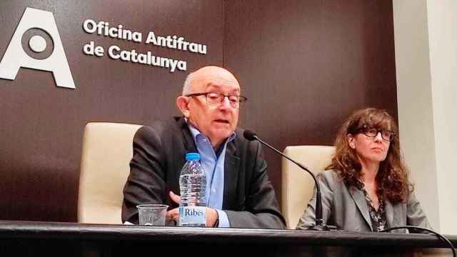 Miquel Àngel Gimeno (i), director de la Oficina Antifraude de Cataluña (OAC), en rueda de prensa hoy / CG