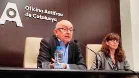 Miquel Àngel Gimeno (i), director de la Oficina Antifraude de Cataluña (OAC), en rueda de prensa hoy / CG