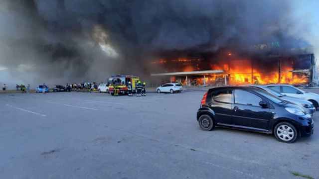 El centro comercial de Kremenchuk, ardiendo tras un ataque ruso a esta ciudad de Ucrania / EFE - EPA - STATE EMERGENCY SERVICE OF UKRAINE