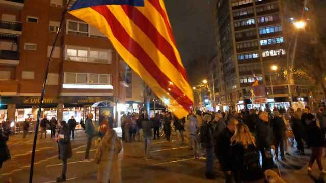 Manifestantes secesionistas en el segundo corte ilegal de la Avenida Meridiana de Barcelona / TV3