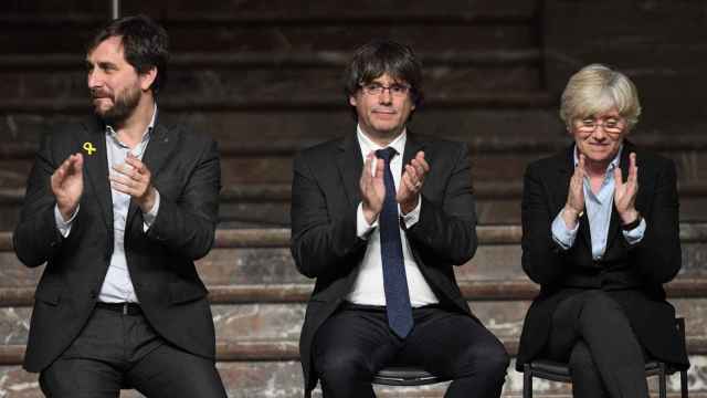 Carles Puigdemont junto a Clara Ponsatí y Toni Comín, en un acto / EFE